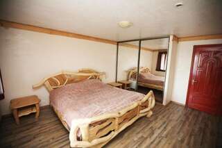 Мини-отель Міні-готель Комора Pistyn Двухместный номер с 1 кроватью или 2 отдельными кроватями-10